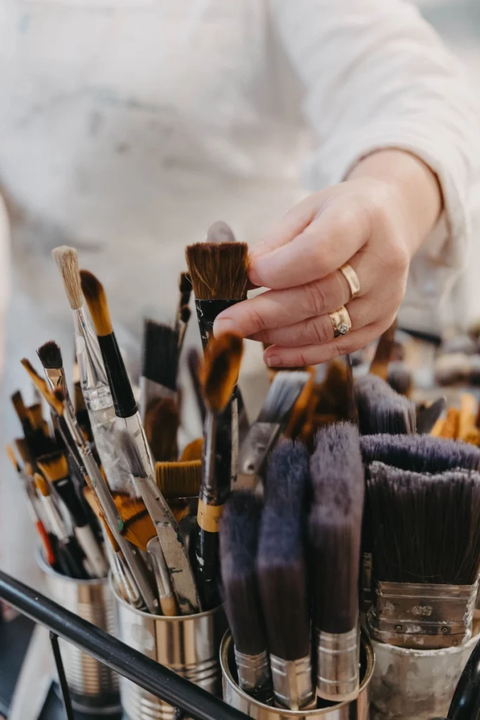 Penslar i Staar Art's ateljé, Madelene Stoor svensk konstnär som skapar abstrakt och semi abstrakt konst med textur